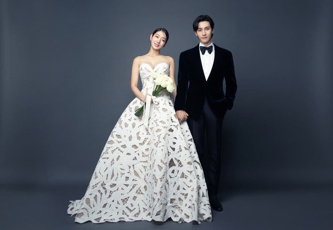 3 bộ váy cưới giấu bụng bầu của Park Shin Hye: Một thiết kế tưởng xuyên thấu tột cùng nào ngờ lại kín như bưng-6