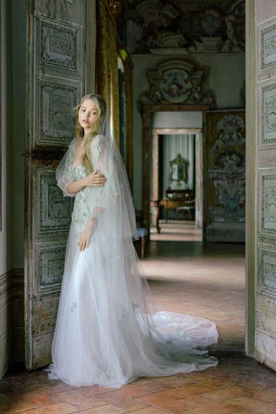 3 bộ váy cưới giấu bụng bầu của Park Shin Hye: Một thiết kế tưởng xuyên thấu tột cùng nào ngờ lại kín như bưng-10