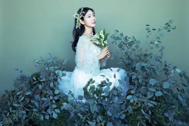 3 bộ váy cưới giấu bụng bầu của Park Shin Hye: Một thiết kế tưởng xuyên thấu tột cùng nào ngờ lại kín như bưng-8