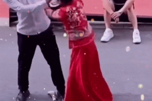 Cô dâu lật mặt đòi 100 triệu mới chịu xuống xe, chú rể bất ngờ làm một việc khiến ai cũng móc túi cho mượn tiền-4