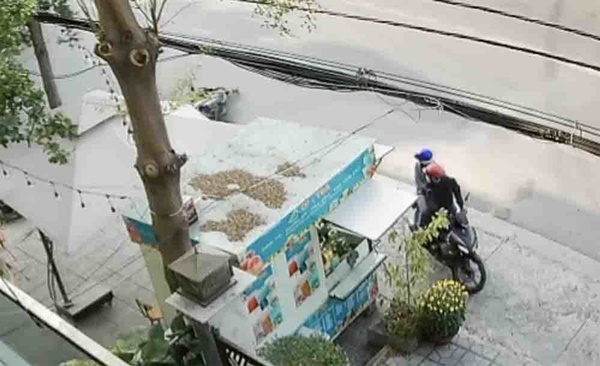 Video màn dàn cảnh trộm xe bất thành của băng nhóm ở TP.HCM-1