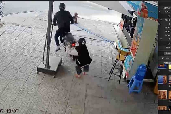 Video màn dàn cảnh trộm xe bất thành của băng nhóm ở TP.HCM-2