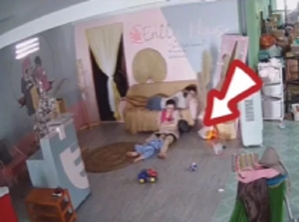 Con rết to như ngón tay bò đến chỗ em bé đang ngủ, khoảnh khắc cứu nguy của bố mẹ khiến tất cả nín thở-1