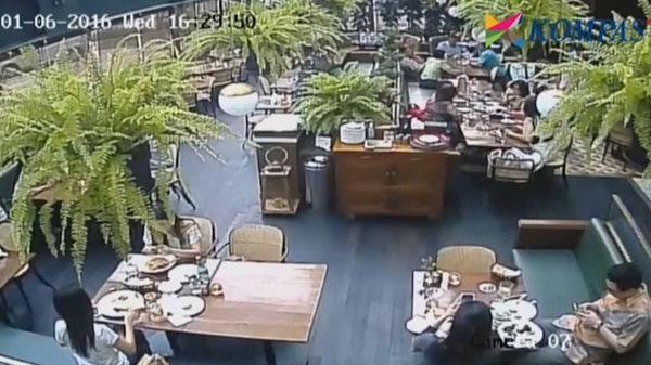 Đang đi uống cà phê, cô gái bỗng lăn đùng ra chết, đoạn camera vạch trần sự thật man rợ đằng sau nụ cười lạnh gáy của hung thủ-1