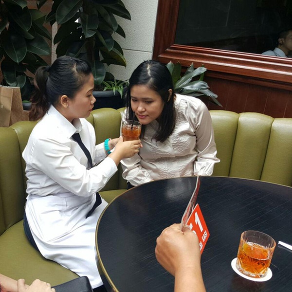 Đang đi uống cà phê, cô gái bỗng lăn đùng ra chết, đoạn camera vạch trần sự thật man rợ đằng sau nụ cười lạnh gáy của hung thủ-4