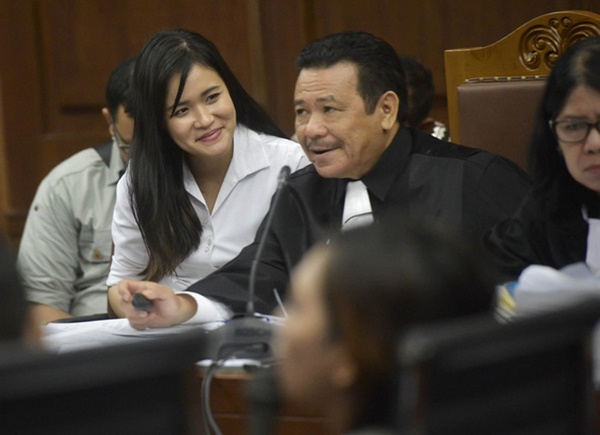 Đang đi uống cà phê, cô gái bỗng lăn đùng ra chết, đoạn camera vạch trần sự thật man rợ đằng sau nụ cười lạnh gáy của hung thủ-6