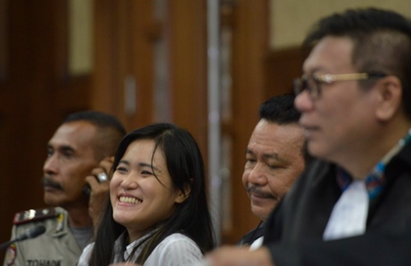 Đang đi uống cà phê, cô gái bỗng lăn đùng ra chết, đoạn camera vạch trần sự thật man rợ đằng sau nụ cười lạnh gáy của hung thủ-8