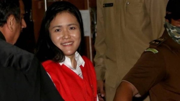 Đang đi uống cà phê, cô gái bỗng lăn đùng ra chết, đoạn camera vạch trần sự thật man rợ đằng sau nụ cười lạnh gáy của hung thủ-9