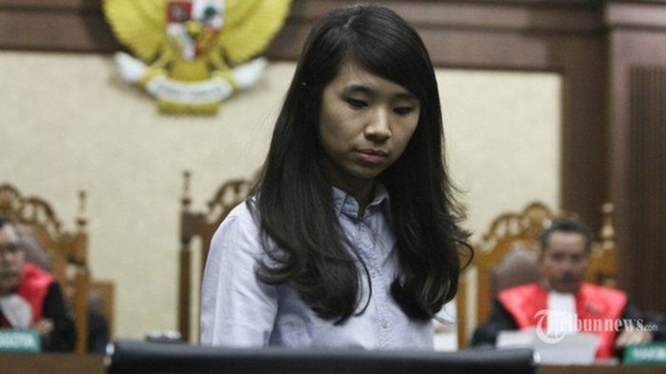 Đang đi uống cà phê, cô gái bỗng lăn đùng ra chết, đoạn camera vạch trần sự thật man rợ đằng sau nụ cười lạnh gáy của hung thủ-15