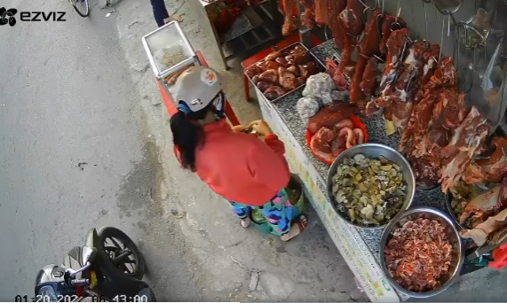Người phụ nữ đi chợ tiện tay bỏ luôn túi bò viên vào giỏ, chẳng ngờ bị chủ quán phát giác, pha ứng phó lươn lẹo khiến ai cũng lắc đầu-1