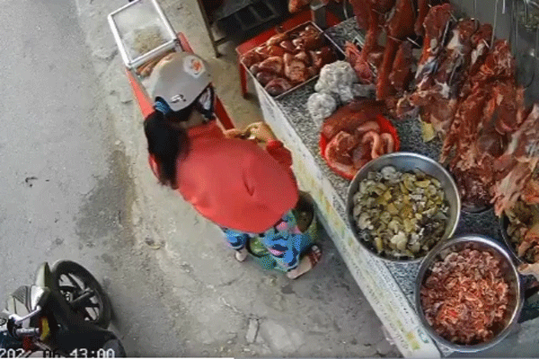 Người phụ nữ đi chợ