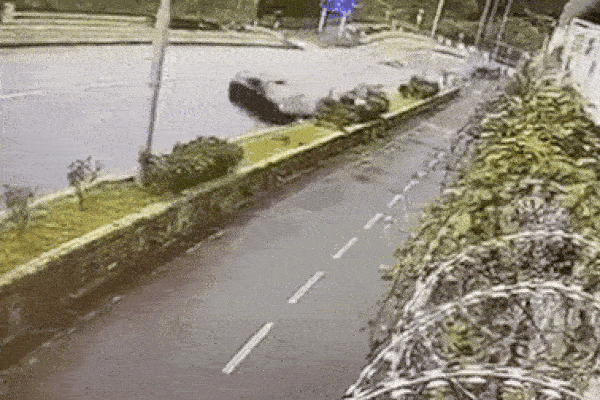 Ô tô vỡ nát sau cú tông cột điện, hình ảnh người ngồi ghế lái khiến tất cả thất kinh