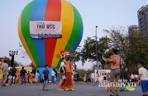 Giáp Tết bình thường mới, người dân TP.HCM hào hứng tới ngắm 16 khinh khí cầu đủ màu sắc bên sông Sài Gòn, trẻ con thích mê!-1
