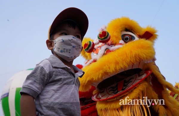 Giáp Tết bình thường mới, người dân TP.HCM hào hứng tới ngắm 16 khinh khí cầu đủ màu sắc bên sông Sài Gòn, trẻ con thích mê!-2