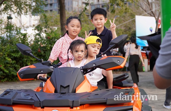 Giáp Tết bình thường mới, người dân TP.HCM hào hứng tới ngắm 16 khinh khí cầu đủ màu sắc bên sông Sài Gòn, trẻ con thích mê!-3