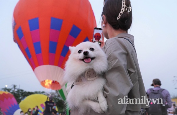 Giáp Tết bình thường mới, người dân TP.HCM hào hứng tới ngắm 16 khinh khí cầu đủ màu sắc bên sông Sài Gòn, trẻ con thích mê!-4
