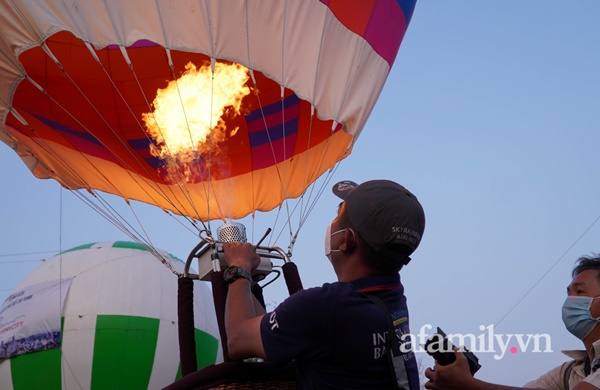 Giáp Tết bình thường mới, người dân TP.HCM hào hứng tới ngắm 16 khinh khí cầu đủ màu sắc bên sông Sài Gòn, trẻ con thích mê!-6