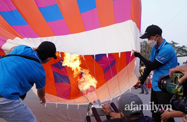 Giáp Tết bình thường mới, người dân TP.HCM hào hứng tới ngắm 16 khinh khí cầu đủ màu sắc bên sông Sài Gòn, trẻ con thích mê!-8