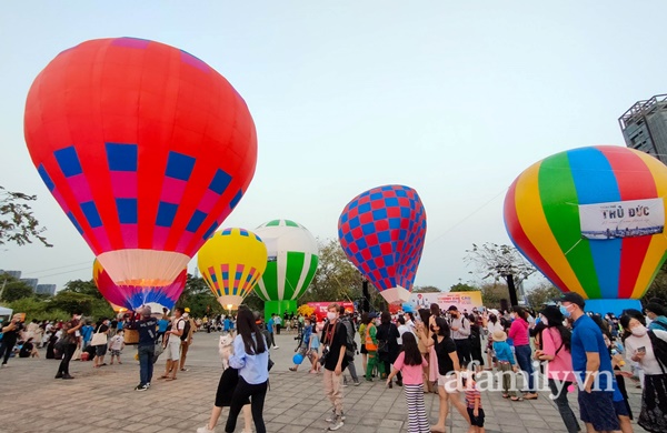 Giáp Tết bình thường mới, người dân TP.HCM hào hứng tới ngắm 16 khinh khí cầu đủ màu sắc bên sông Sài Gòn, trẻ con thích mê!-10