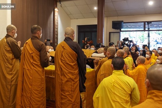 Hàng nghìn phật tử dự lễ nhập kim quan thiền sư Thích Nhất Hạnh trong im lặng