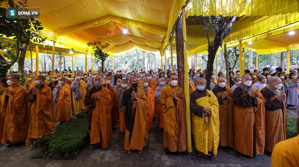 Hàng nghìn phật tử dự lễ nhập kim quan thiền sư Thích Nhất Hạnh trong im lặng-1
