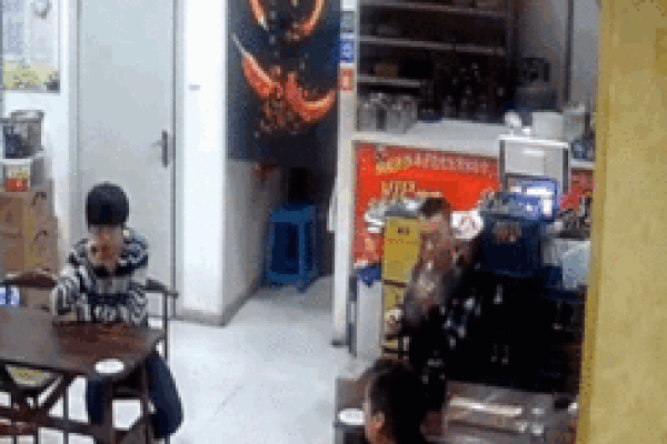 Đâm thẳng vào đầu ô tô chạy ngược chiều, người phụ nữ rơi tọt xuống cống thoát nước-1