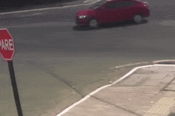 Bé gái lao ra đường trượt ngã ngay trước đầu ô tô, khoảnh khắc diễn ra trước mắt khiến phụ huynh kinh hãi-1