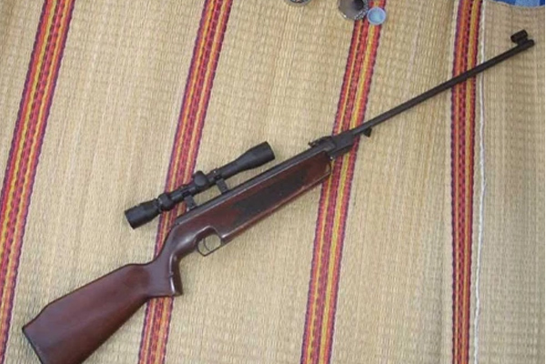 Anh trai 5 tuổi nghịch súng tự chế khiến em 4 tuổi trúng đạn nguy kịch-2