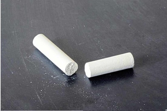 Thái nhỏ viên phấn viết bảng rồi rắc quanh nhà: Công dụng cực kỳ tuyệt vời nhưng nhiều người không hề hay biết