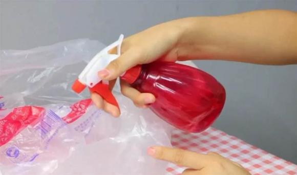 Đắp túi ni lông lên cây hoa không ngờ lại thần kỳ như vậy! Nhiều người không biết đó là gì. Hàng xóm thấy thi nhau học hỏi-2