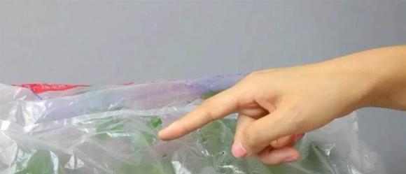 Đắp túi ni lông lên cây hoa không ngờ lại thần kỳ như vậy! Nhiều người không biết đó là gì. Hàng xóm thấy thi nhau học hỏi-3