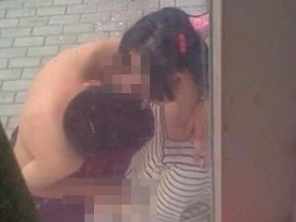 Cháu gái đang ăn bị ông ngoại bắt xem đoạn video liền chạy đi báo cảnh sát, vạch trần bộ mặt yêu râu xanh ẩn mình hàng chục năm-1