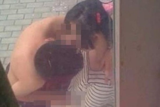 Cháu gái đang ăn bị ông ngoại bắt xem đoạn video liền chạy đi báo cảnh sát, vạch trần bộ mặt