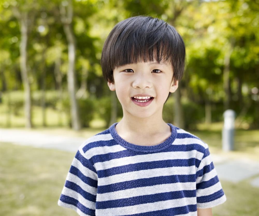 Hành động tế nhị của cậu bé với cô bạn đi cùng xe buýt khiến người bố của bé gái phải cảm ơn người mẹ vì đã nuôi dạy được một đứa trẻ như vậy-1