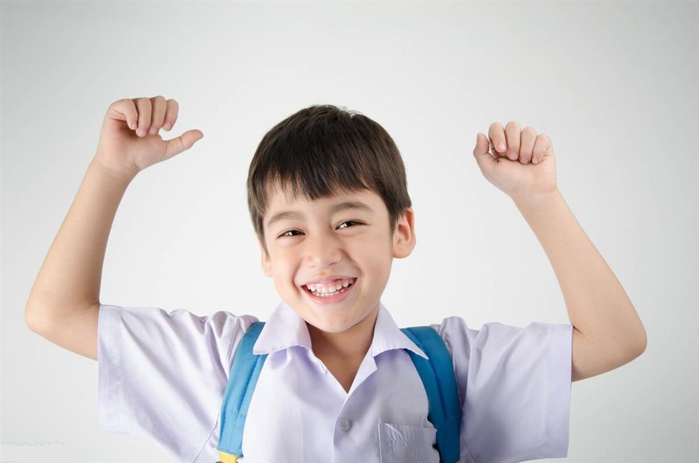 Hành động tế nhị của cậu bé với cô bạn đi cùng xe buýt khiến người bố của bé gái phải cảm ơn người mẹ vì đã nuôi dạy được một đứa trẻ như vậy-2