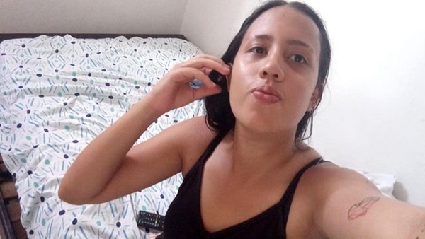 Hai gã đàn ông khệ nệ với chiếc túi chứa đầy gạch đá rồi vứt trên đường, người đi ngang tò mò mở ra tá hỏa lập tức gọi cảnh sát-1