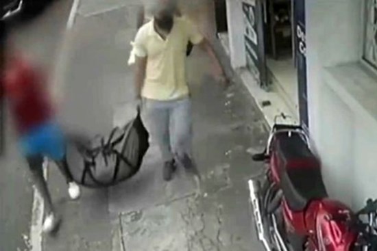 Hai gã đàn ông khệ nệ với chiếc túi chứa đầy gạch đá rồi vứt trên đường, người đi ngang tò mò mở ra tá hỏa lập tức gọi cảnh sát