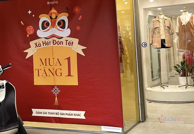 Thời trang giảm giá 80%, chất đống vỉa hè chờ khách mua Tết-1