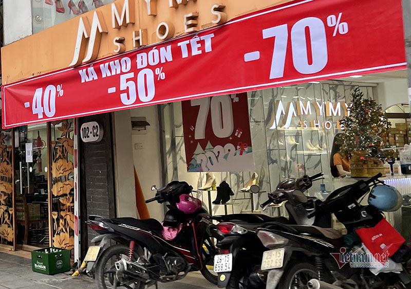 Thời trang giảm giá 80%, chất đống vỉa hè chờ khách mua Tết-2