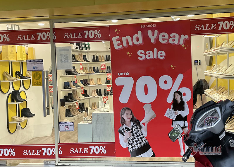 Thời trang giảm giá 80%, chất đống vỉa hè chờ khách mua Tết-3