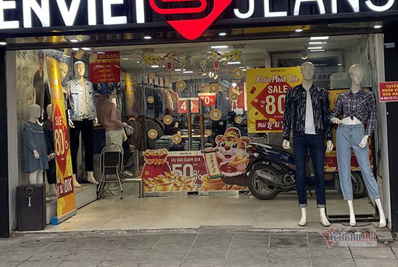 Thời trang giảm giá 80%, chất đống vỉa hè chờ khách mua Tết-4