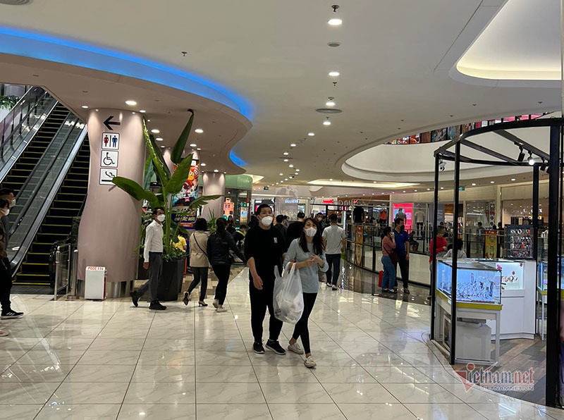 Thời trang giảm giá 80%, chất đống vỉa hè chờ khách mua Tết-11