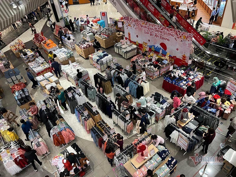 Thời trang giảm giá 80%, chất đống vỉa hè chờ khách mua Tết-16