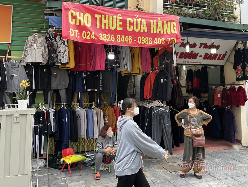 Thời trang giảm giá 80%, chất đống vỉa hè chờ khách mua Tết-5