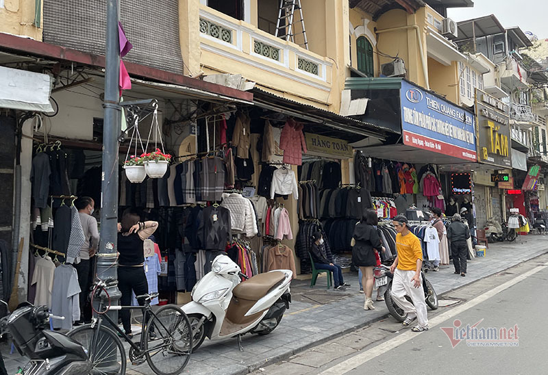 Thời trang giảm giá 80%, chất đống vỉa hè chờ khách mua Tết-6