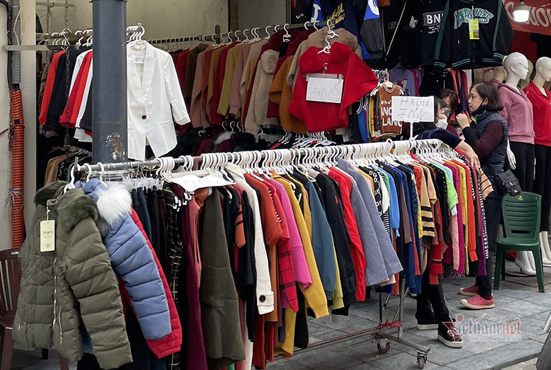 Thời trang giảm giá 80%, chất đống vỉa hè chờ khách mua Tết-9