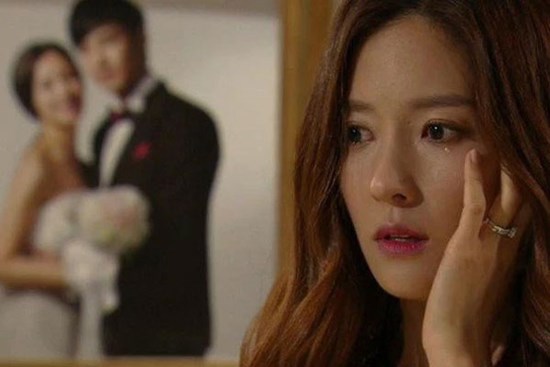 Thấy vợ nhân nhượng để cố gắng gìn giữ mái ấm cho con, tên chồng phản bội 