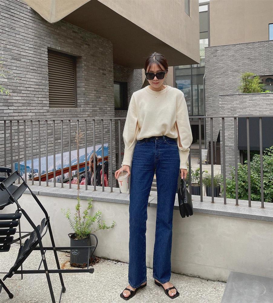 Chưa kịp giảm cân đón Tết? Chị em cứ mặc 5 kiểu đồ này thì auto gầy đi-17