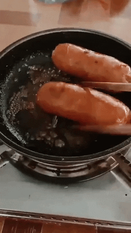 Mách chị em cách chiên lạp xưởng không dùng dầu ăn cực đơn giản: Thành phẩm vừa ngon, vừa healthy hơn nhiều-1