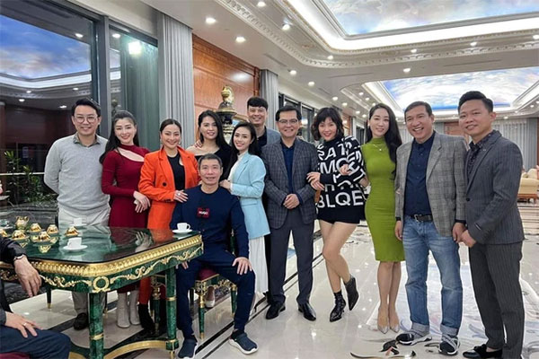 Vợ NSND Công Lý: Anh nuốt nước mắt vào trong để rút lui-2